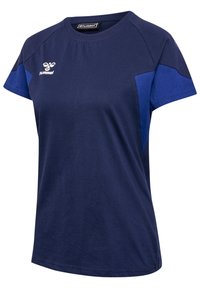 T-paita, jossa on lyhyet hihat tummansinisessä värissä ja vaaleansiniset yksityiskohdat harteilla. Valmistettu pehmeästä puuvillasta, jonka pyöreä pääntie ja rintalogot ovat. 