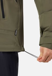 Giacca verde oliva con un tessuto liscio e impermeabile, cordoncino regolabile all'orlo e polsini aderenti per un migliore isolamento.