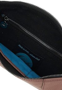Borsa in pelle marrone con chiusura a zip nera. L'interno presenta un rivestimento in tessuto blu e un'etichetta nera con la scritta "Made in Italy."