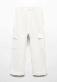 Weiße Cargo-Hosen aus weichem Material mit einem elastischen Bund, zwei Seitentaschen und weiten Beinen, die mit umgeschlagenen Säumen für zusätzliche Details versehen sind.