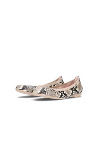 Bailarinas planas con estampado de serpiente, que cuentan con una puntera redonda, un interior suave y un tacón bajo para mayor comodidad. Los colores incluyen beige, negro y gris.