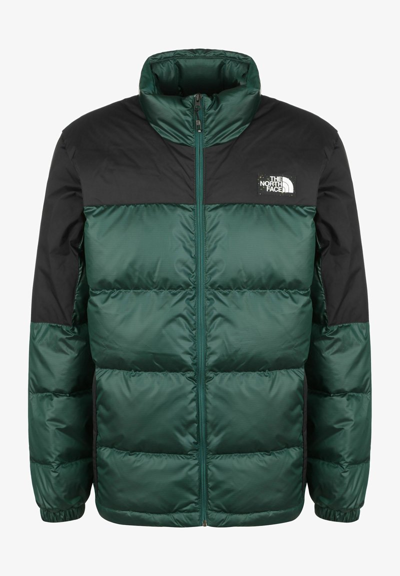 Zelena i crna puf jakna s visokim ovratnikom, zatvaranjem na zip, quilted dizajnom i logotipom. Glatka tekstura s podstavljenim dijelovima.