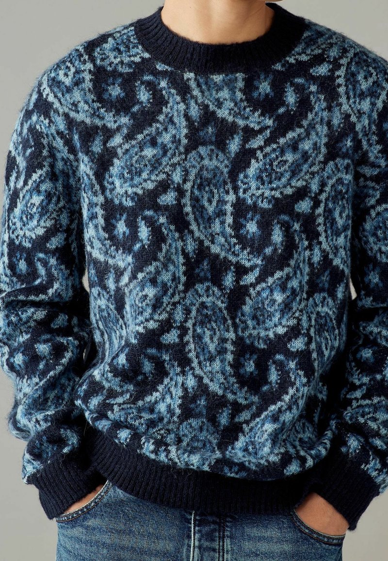 dunkelblauer Pullover mit einem Paisleymuster in verschiedenen Blautönen. Verf�ügt über einen gerippten Rundhalsausschnitt und Bündchen. Weiches, strukturiertes Gewebe.
