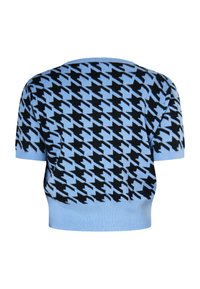 Rövid ujjú pulóver világoskék színben, fekete houndstooth mintával. Bordás nyak és szegély, puha kötött textúra.