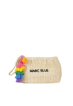 Borsa clutch beige intrecciata con nappe arcobaleno e "MARC ELLIS" ricamato in nero sul davanti.