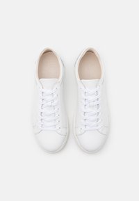 Weiße Ledersneaker mit glatter Oberfläche, runder Zehenpartie und sechs Ösen für Schnürsenkel. Gepolsterte Einlegesohlen, minimalistisches Design ohne auffällige Muster.