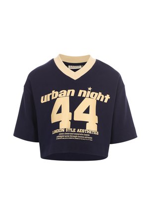 Marineblauw cropped V-hals T-shirt met beige tekst "urban night 44" en "London style aesthetics" aan de voorkant.