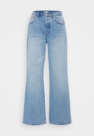 Lyseblå bred-lags denim jeans med høj talje, med forlommer og klassisk knappelukning. Glat tekstur og ren finish.