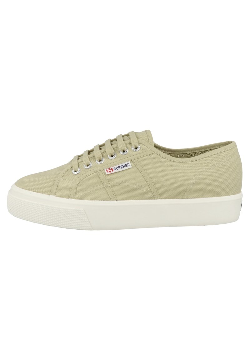 Baskets basses en toile beige clair avec semelle et lacets en caoutchouc blanc, dotées d'une petite étiquette logo Superga sur le côté.