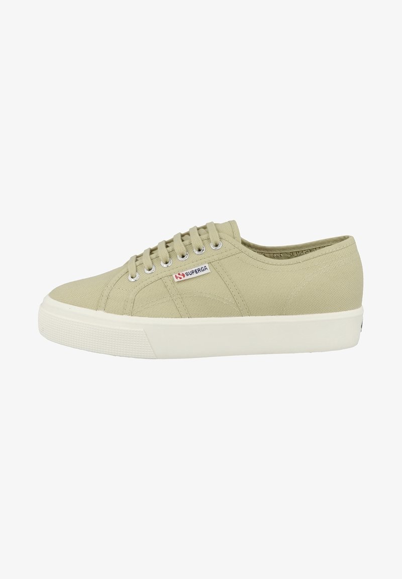 Baskets basses en toile beige clair avec semelle et lacets en caoutchouc blanc, dotées d'une petite étiquette logo Superga sur le côté.