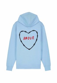 Felpa azzurra chiaro con cappuccio, polsini a coste e grafica sul retro di un cuore nero ricamato con la parola "AMOUR" in rosso.