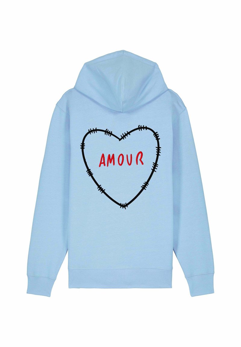 Felpa azzurra chiaro con cappuccio, polsini a coste e grafica sul retro di un cuore nero ricamato con la parola "AMOUR" in rosso.
