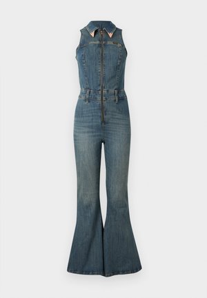 Μπλε τζιν ολόσωμη φόρμα χωρίς μανίκια με φερμουάρ μπροστά, μυτερό γιακά, θηλιές για ζώνη, εφαρμοστή μέση και φαρδιά πόδια.