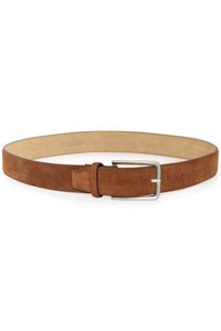 Cintura in suede marrone con fibbia in metallo argentato, dotata di una fodera interna liscia, multiple forature di regolazione e un design piatto e rettangolare.