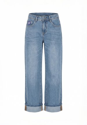 Vaqueros de mezclilla azul claro con piernas anchas, puños remangados, botón y cremallera delanteros, y un parche "Super Vibes" en el bolsillo delantero derecho.