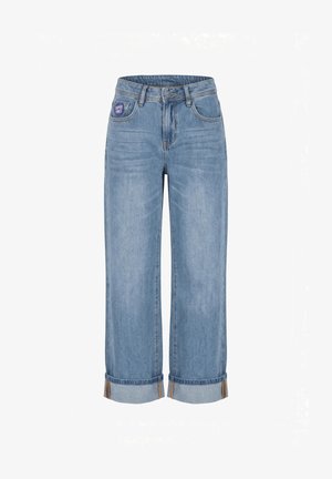 Vaqueros de mezclilla azul claro con piernas anchas, puños remangados, botón y cremallera delanteros, y un parche "Super Vibes" en el bolsillo delantero derecho.