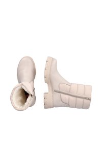 Botas de tobillo de color beige claro con un upper texturizado, sección acolchada, cierre de cremallera y suela de goma con patrones de tracción moldeados.