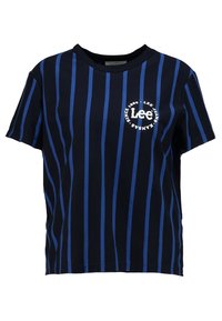 T-shirt z krótkim rękawem, w ciemnoniebieskie i niebieskie pionowe paski, okrągły dekolt oraz biały nadruk logo na piersi. Wykonany z miękkiego materiału.