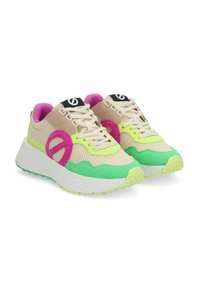 Baskets en maille et en daim beige, vert et rose avec une semelle blanche épaisse, présentant un détail de logo sur la languette et un dessus texturé.
