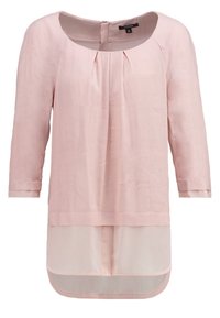 Ljust rosa långärmad blus med rund halsringning, prydd med veck vid bröstet och ett genomskinligt nederlag. Slät tygtextur hela vägen igenom.