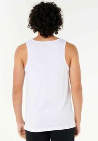 Weißes Tanktop mit Rundhalsausschnitt und weiten Armlöchern. Hergestellt aus glattem Stoff, schlicht im Design und mit geradem Saum.