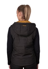 Schwarze gepolsterte Weste mit Kapuze, ausgestattet mit einem goldenen "FORSBERG"-Logo und einem kontrastierenden gelben Innenfutter. Glatte Textur und gestepptes Design.