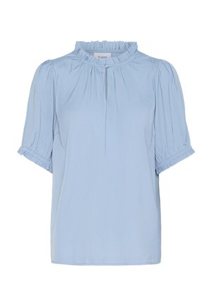 Világoskék, rövid ujjú blúz fodros kivágással, fodros ujjal és diszkrét textúrával. Elöl kulcslyuk nyitás található.