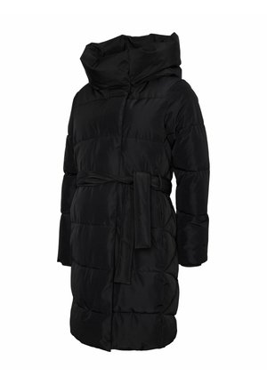 Melnā pūkaina jakā ar augstu, pārmērīgu apkakli, jostotu vidukli un platajām piedurknēm. Izaudzēta ar quilted tekstūru un gludu ārējo apdari.