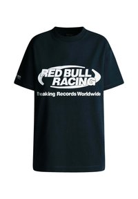 Mustat puuvillateepaidat, joissa on lyhyet hihat, ja joissa on suuri valkoinen "RED BULL RACING" -logo ja teksti "Breaking Records Worldwide" edessä.