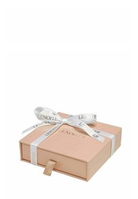 Fyrkantig blommig rosa presentask med en slät yta, säkrad med ett glänsande vitt band som har namnet "Lenoites" i silver.