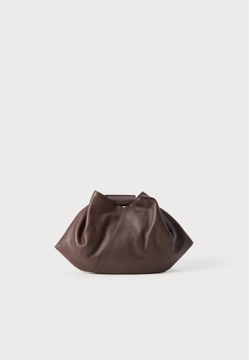 Weiche, lässige Clutch aus dunkelbraunem Leder mit texturierter Oberfläche, gerafften Falten und einem dezenten, geprägten Logo am oberen Rand.