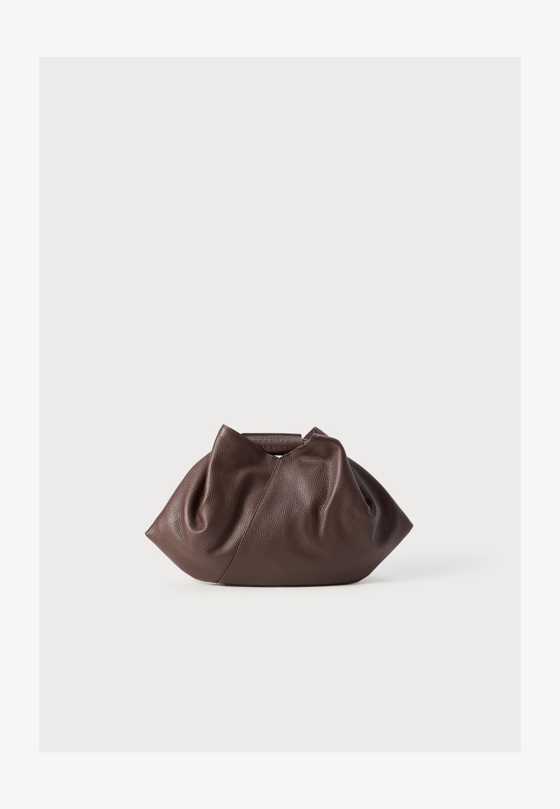 Pochette en cuir marron foncé, souple et décontractée, avec une surface texturée, des plis rassemblés et un logo embossé subtil sur le bord supérieur.