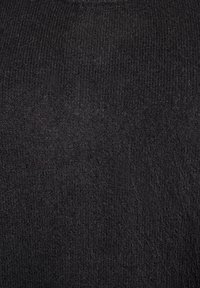 Mustast soonikangast kampsun pehme tekstuuriga, millel on ribitud muster ja ümmargune kaelus. Kangas näib soe ja hubane.