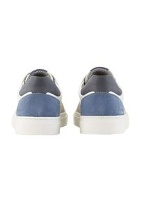 Sneaker mit einem weißen Mesh-Obermaterial, grauen und blauen Wildlederakzenten sowie einer strukturierten Gummisohle. Verfügt über einen gepolsterten Kragen für zusätzlichen Komfort.