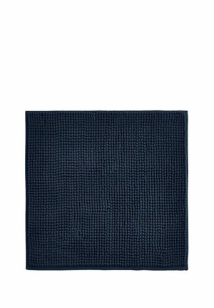 Alfombrilla de baño rectangular de color azul oscuro con superficie texturizada de tela de bucles y bordes delimitados, diseñada para uso en el suelo del baño.