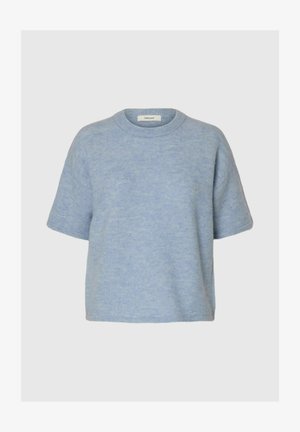 Lys blå kortermet strikket genser med rund hals og avslappet passform, vist mot en ensfarget lys bakgrunn.