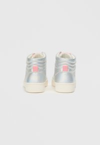 Kauakõrged tennisetossud särava hõbedase viimistlusega, roosa aktsendiga ja tekstureeritud tagumise osaga. Valge kummist tald, pehme kaelus mugavuse jaoks.