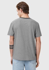 Sort og hvid stribet t-shirt med kort ærme og rund hals, der har en glat stofstruktur og en afslappet pasform.