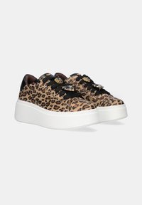 Zapatillas con estampado de leopardo, con una lengüeta negra acolchada, gemas decorativas en los cordones y una suela de plataforma blanca. Parte superior de cuero sintético texturizado.