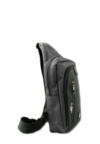 Compact zwarte schouderrugzak met verstelbare schouderband, een voorzak met rits en een klein sleutelhanger bevestigd aan de rits. 