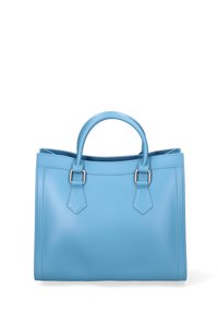 Borsa in pelle blu con due manici arrotondati, forma rettangolare e hardware in tono argentato. Tessitura liscia con accenti di design minimi.