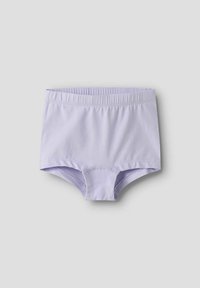 Lila Baumwoll-Shorts für Jungen mit einem bequemen elastischen Bund und glatter Textur. Verfügt über gestickte Nähte und ein einfaches Design.