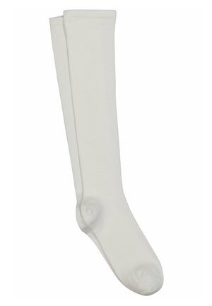 Knielange weiße Socken aus weichem, glattem Material. Sie haben ein geripptes Design am oberen Ende und eine nahtlose Zehenpartie für zusätzlichen Komfort.