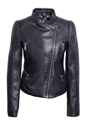 Giacca da biker in pelle nera con un design aderente, spalle trapuntate, zip asimmetrica e tre tasche con zip.
