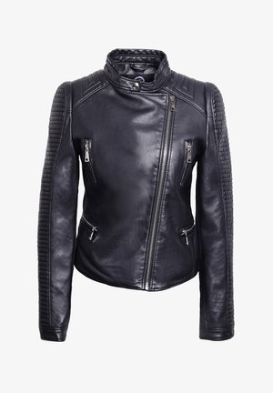 Giacca da biker in pelle nera con un design aderente, spalle trapuntate, zip asimmetrica e tre tasche con zip.