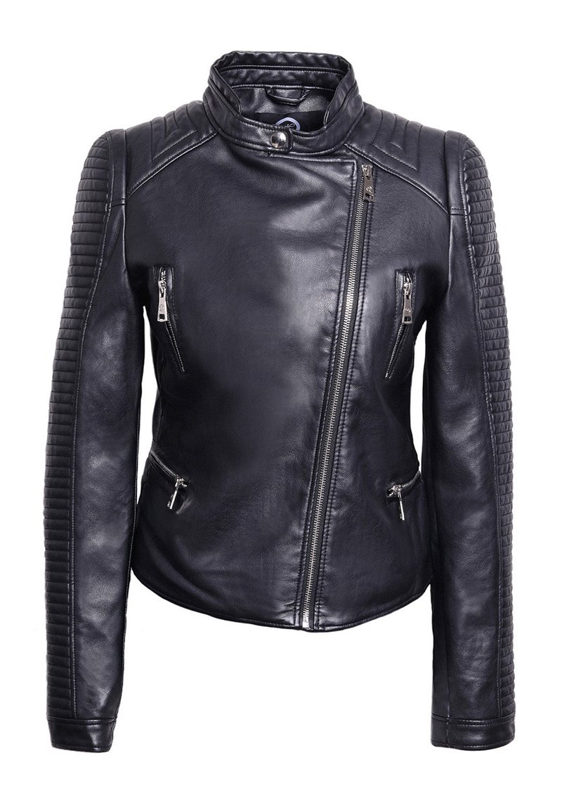 Giacca da biker in pelle nera con un design aderente, spalle trapuntate, zip asimmetrica e tre tasche con zip.