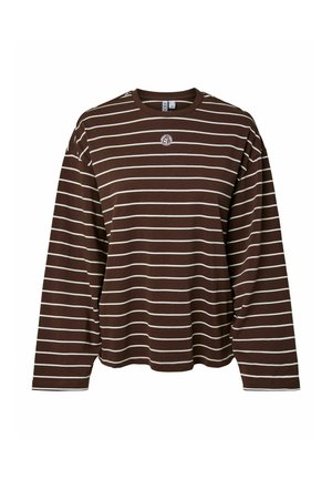 Chemise marron à manches longues avec de fines rayures blanches horizontales et un petit logo rond centré près de l'encolure.