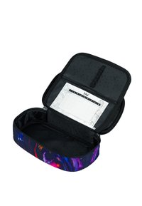 Astuccio con zip in un vivace motivo galattico; interno nero con una sezione per appunti e fasce elastiche per l'organizzazione. Texture del tessuto morbida.