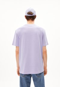ARMEDANGELS MAARKOS - T-Shirt basic - lavender light