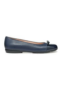Ballerines en cuir bleu marine avec un embout brillant, un détail en nœud, une semelle noire flexible et une texture lisse. Design ergonomique pour le confort.